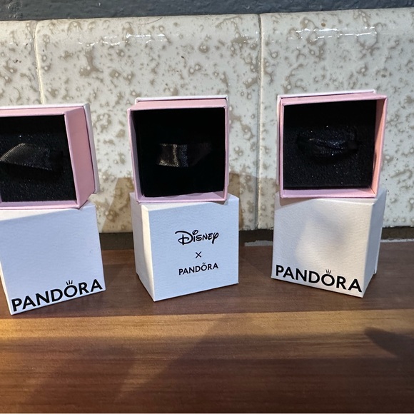 Pandora White and Pink Gift Bag & Box Collection - Picture 5 of 7